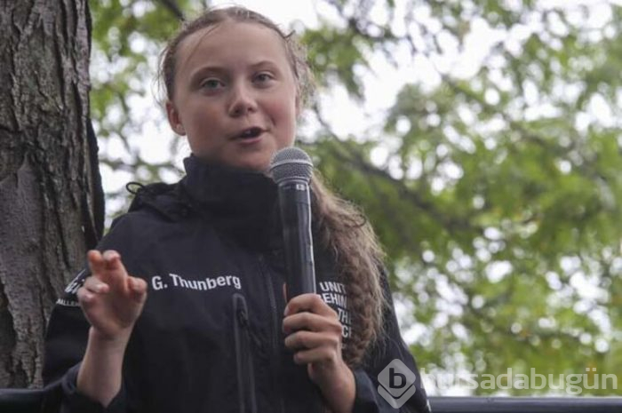 Genç aktivist Greta Thunberg arabayı kaptı