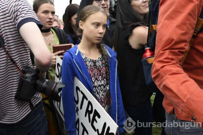 Genç aktivist Greta Thunberg arabayı kaptı