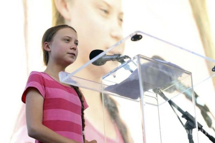 Genç aktivist Greta Thunberg arabayı kaptı
