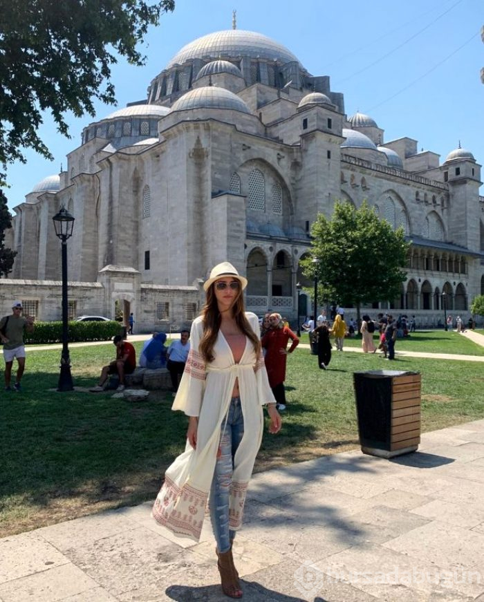 Türkiye'ye gelen ünlü sunucu kucak pozuyla olay oldu!
