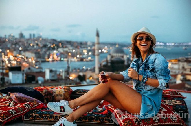 Türkiye'ye gelen ünlü sunucu kucak pozuyla olay oldu!