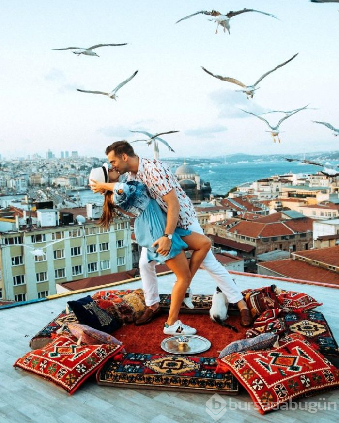 Türkiye'ye gelen ünlü sunucu kucak pozuyla olay oldu!