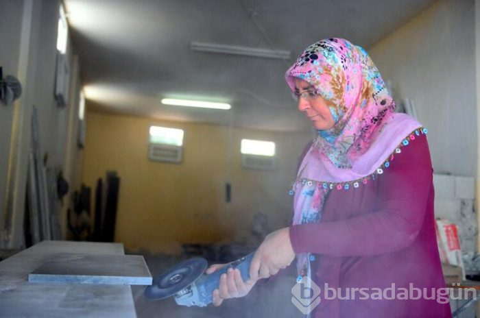 Eşinin desteğiyle ön yargıları yıktı... Mezar taşı üretmeye başladı