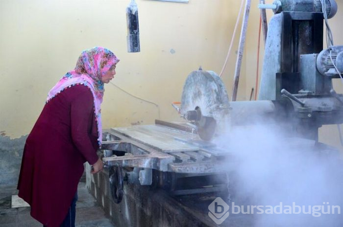 Eşinin desteğiyle ön yargıları yıktı... Mezar taşı üretmeye başladı