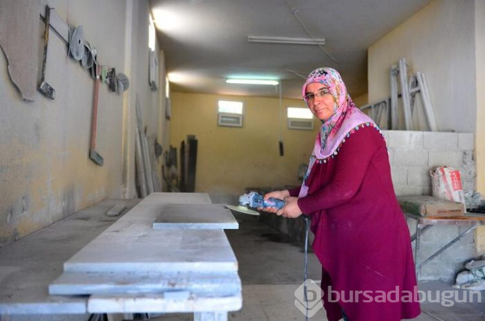 Eşinin desteğiyle ön yargıları yıktı... Mezar taşı üretmeye başladı