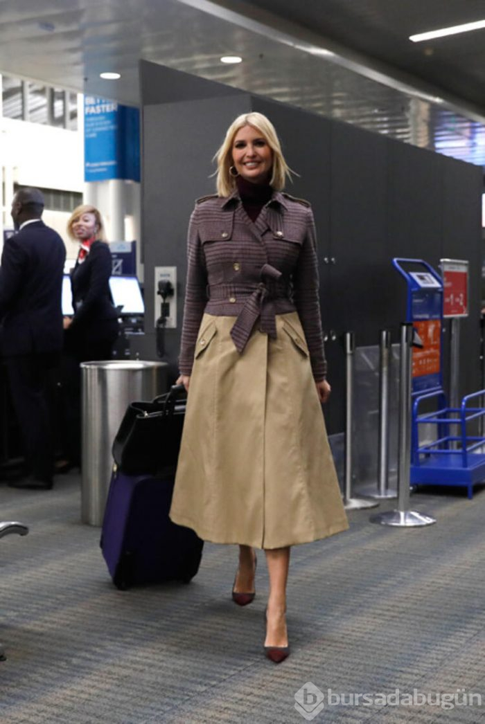 Ivanka Trump'ın elini öptü!