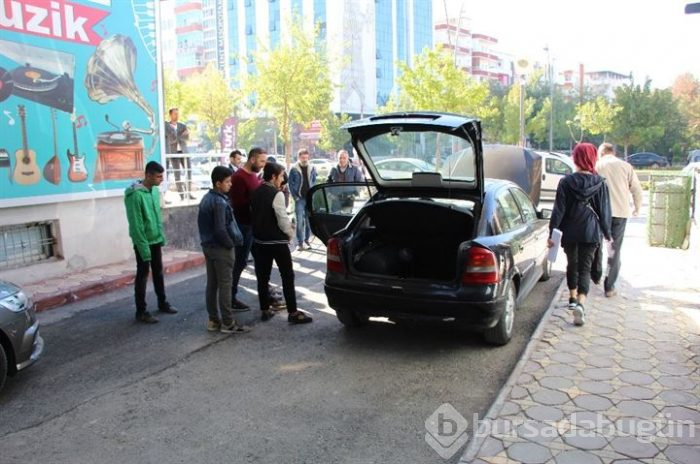 Aracına kapan kurdu! 5 gündür farenin gelmesini bekliyor