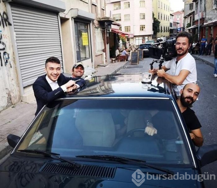 Genç oyuncu sevgilisiyle görüntülenince mahçup oldu!