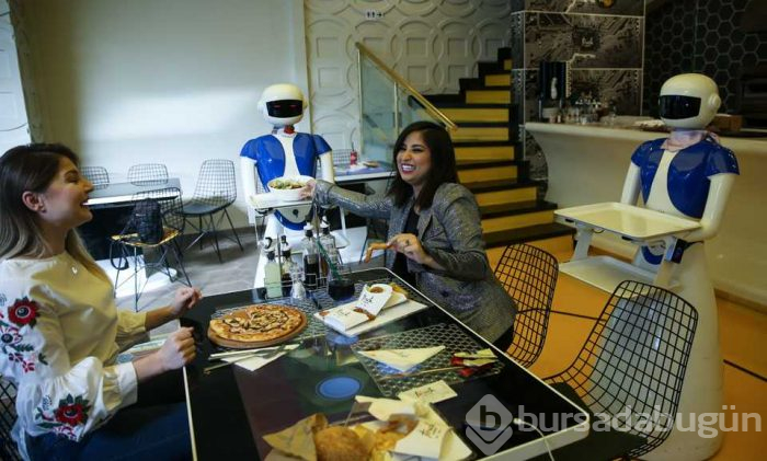 Türkiye'de robot cafeye büyük ilgi!