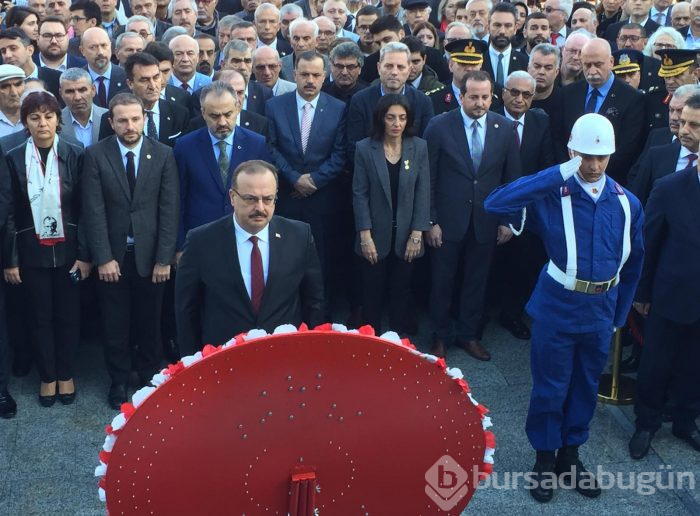 Bursa'da Atatürk Anıtı önünde tören düzenlendi