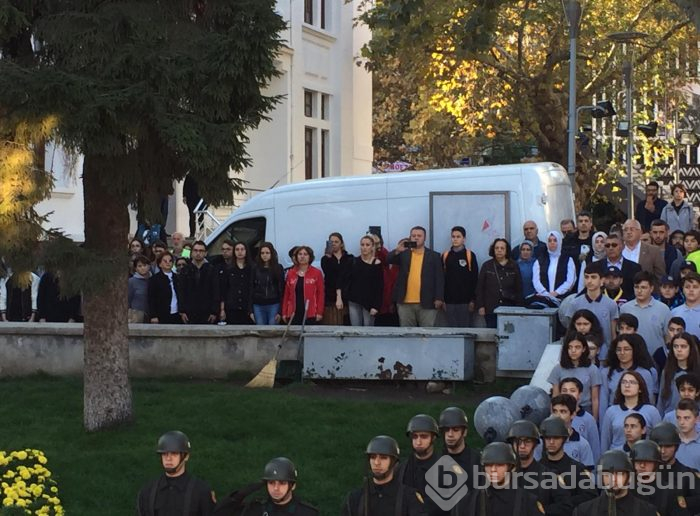 Bursa'da Atatürk Anıtı önünde tören düzenlendi