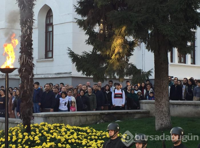 Bursa'da Atatürk Anıtı önünde tören düzenlendi