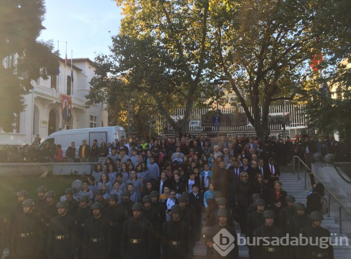 Bursa'da Atatürk Anıtı önünde tören düzenlendi