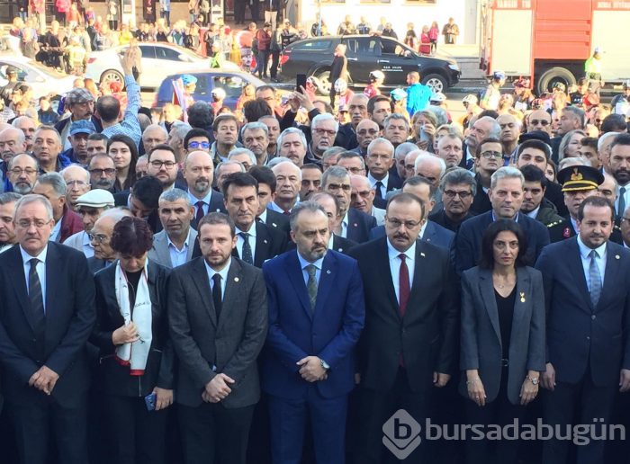 Bursa'da Atatürk Anıtı önünde tören düzenlendi