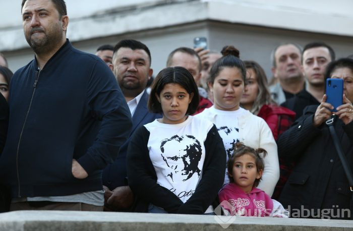 Bursa'da Atatürk Anıtı önünde tören düzenlendi