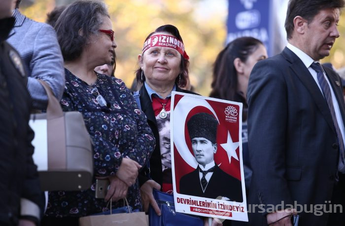 Bursa'da Atatürk Anıtı önünde tören düzenlendi