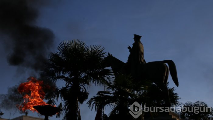 Bursa'da Atatürk Anıtı önünde tören düzenlendi
