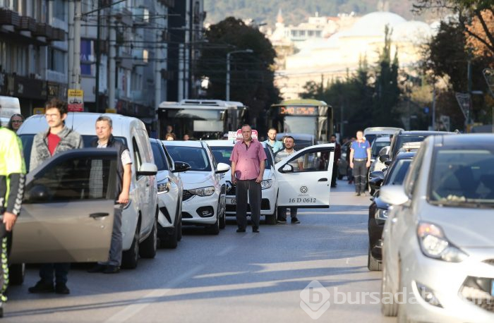 Bursa'da Atatürk Anıtı önünde tören düzenlendi