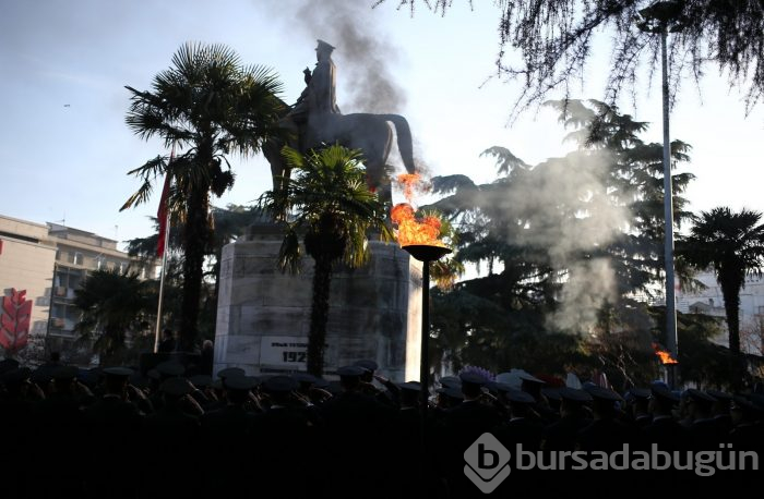 Bursa'da Atatürk Anıtı önünde tören düzenlendi