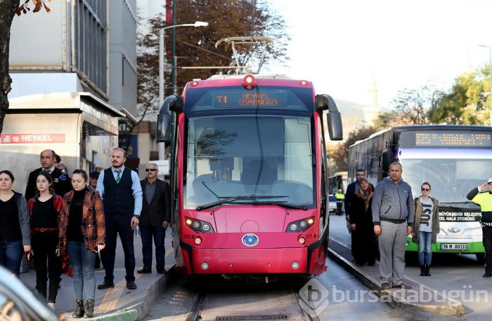 Bursa'da Atatürk Anıtı önünde tören düzenlendi
