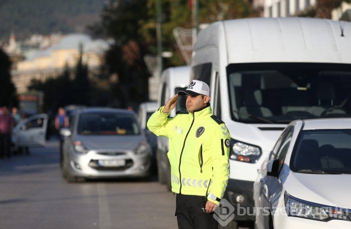 Bursa'da Atatürk Anıtı önünde tören düzenlendi