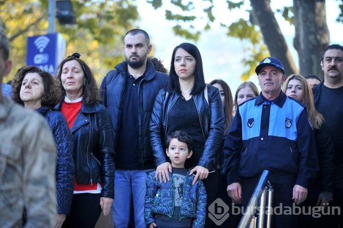 Bursa'da Atatürk Anıtı önünde tören düzenlendi