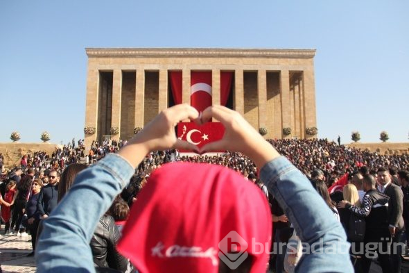 Anıtkabir binlerce ziyaretçi ile doldu taştı