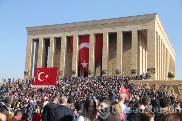 Anıtkabir binlerce ziyaretçi ile doldu taştı