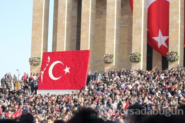 Anıtkabir binlerce ziyaretçi ile doldu taştı
