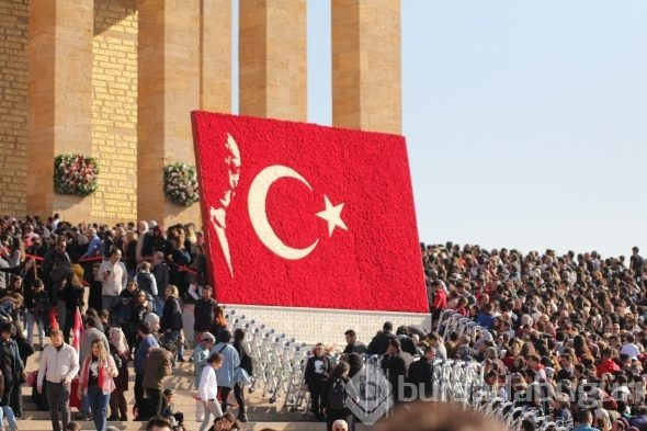 Anıtkabir binlerce ziyaretçi ile doldu taştı