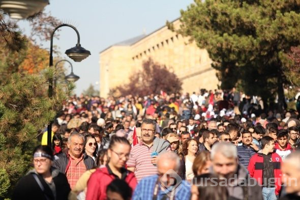 Anıtkabir binlerce ziyaretçi ile doldu taştı