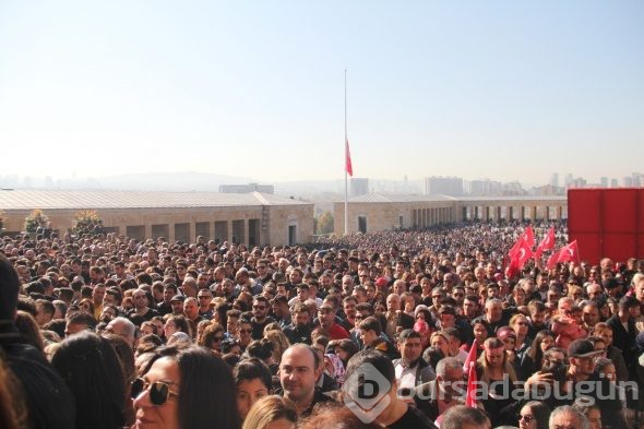 Anıtkabir binlerce ziyaretçi ile doldu taştı