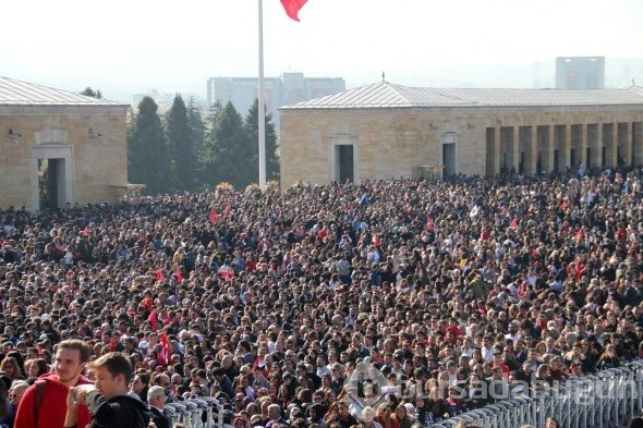 Anıtkabir binlerce ziyaretçi ile doldu taştı