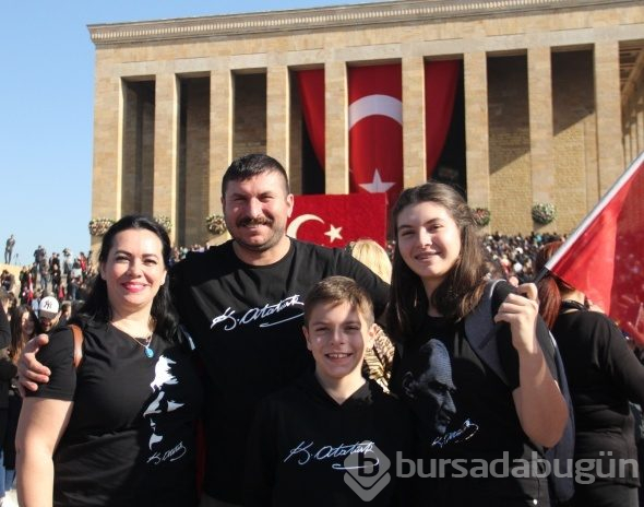Anıtkabir binlerce ziyaretçi ile doldu taştı