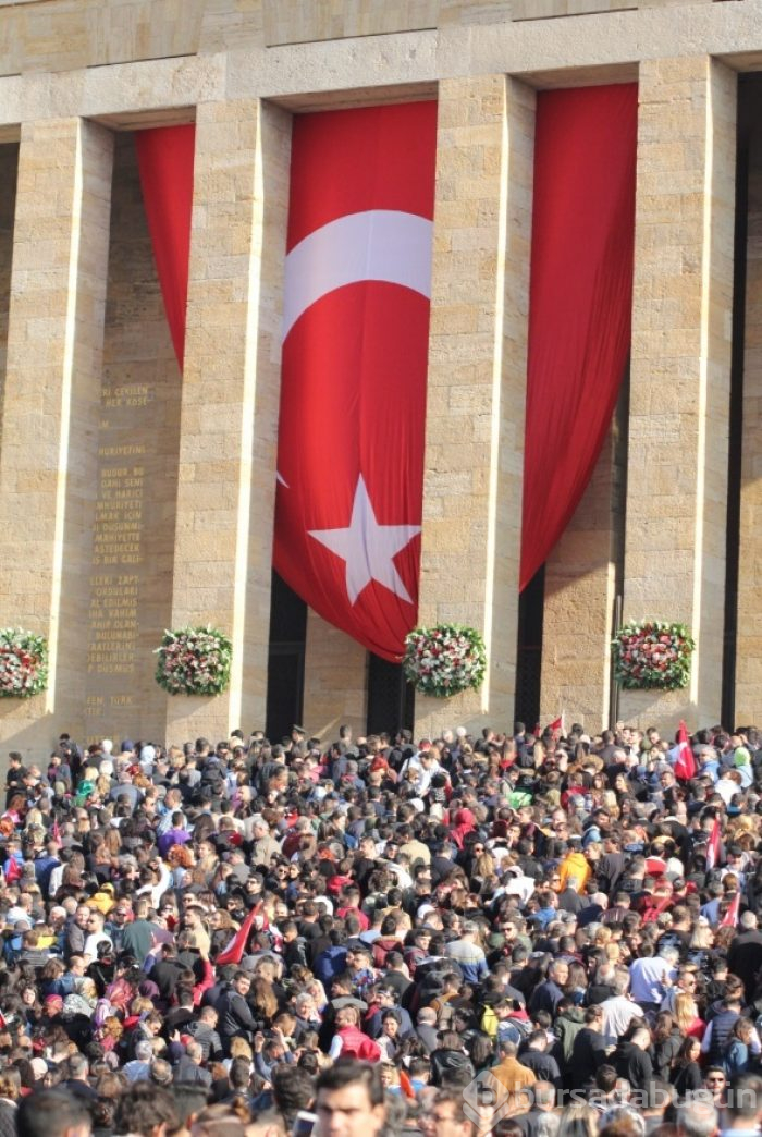 Anıtkabir binlerce ziyaretçi ile doldu taştı