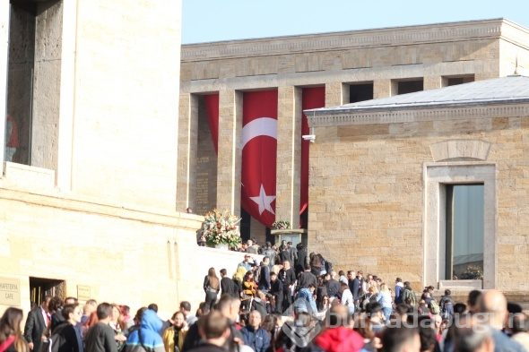 Anıtkabir binlerce ziyaretçi ile doldu taştı