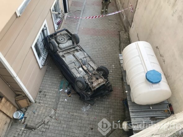 Direksiyon hakimiyetini kaybetti 6 metre yükseklikten düştü !