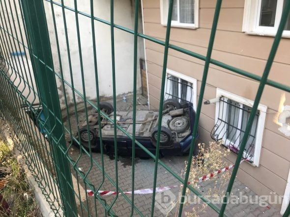 Direksiyon hakimiyetini kaybetti 6 metre yükseklikten düştü !