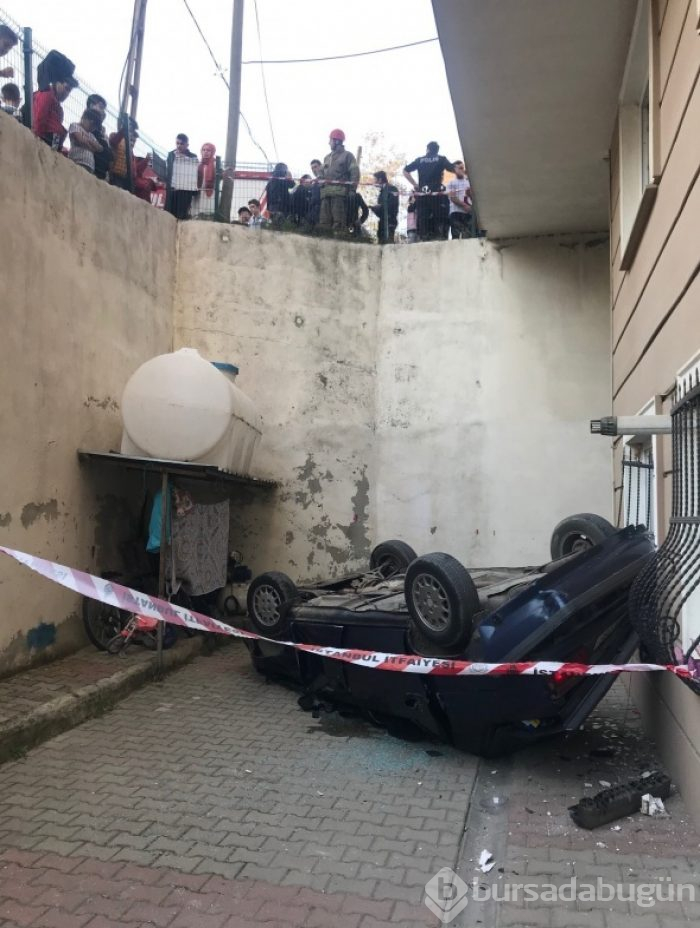 Direksiyon hakimiyetini kaybetti 6 metre yükseklikten düştü !