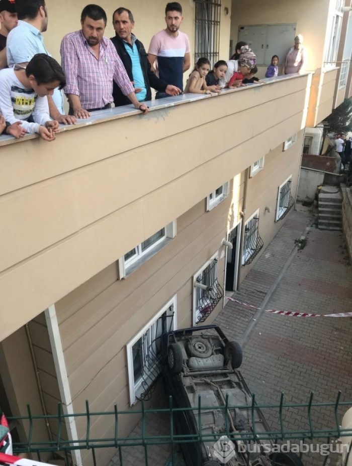Direksiyon hakimiyetini kaybetti 6 metre yükseklikten düştü !