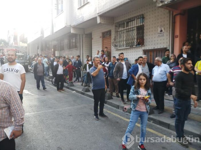 Yangında mahsur kalan kadın itfaiye ekipleri tarafından kurtarıldı
