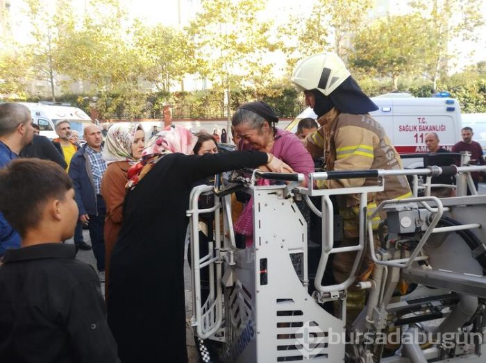 Yangında mahsur kalan kadın itfaiye ekipleri tarafından kurtarıldı