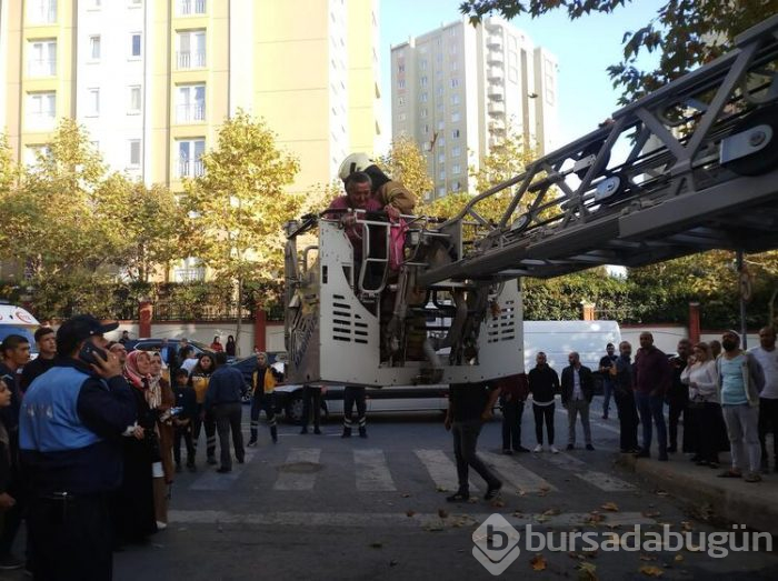 Yangında mahsur kalan kadın itfaiye ekipleri tarafından kurtarıldı