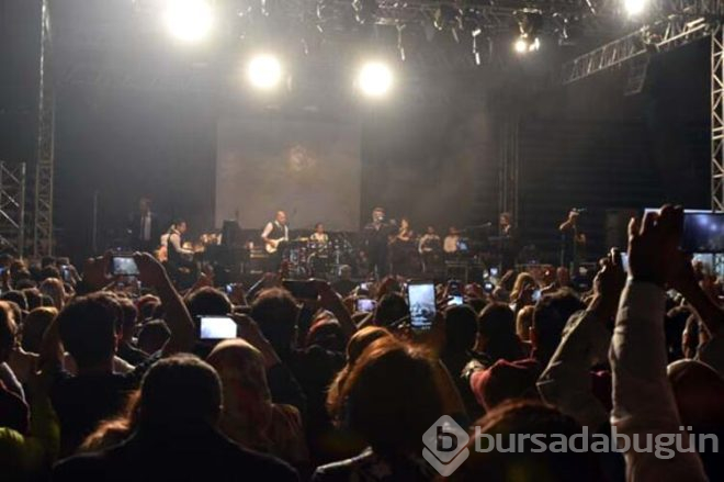 1 gecede 6 bini aşkın kişi Van'da coştu