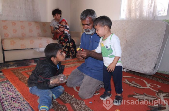 Elindeki plastik şişelerle yaşamak zorunda yoksa kendine zarar veriyor