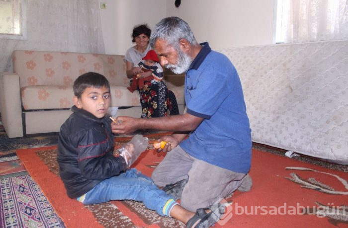 Elindeki plastik şişelerle yaşamak zorunda yoksa kendine zarar veriyor