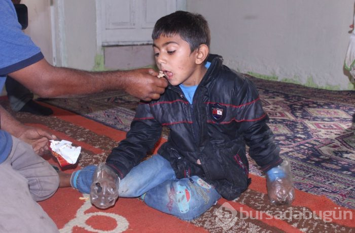 Elindeki plastik şişelerle yaşamak zorunda yoksa kendine zarar veriyor