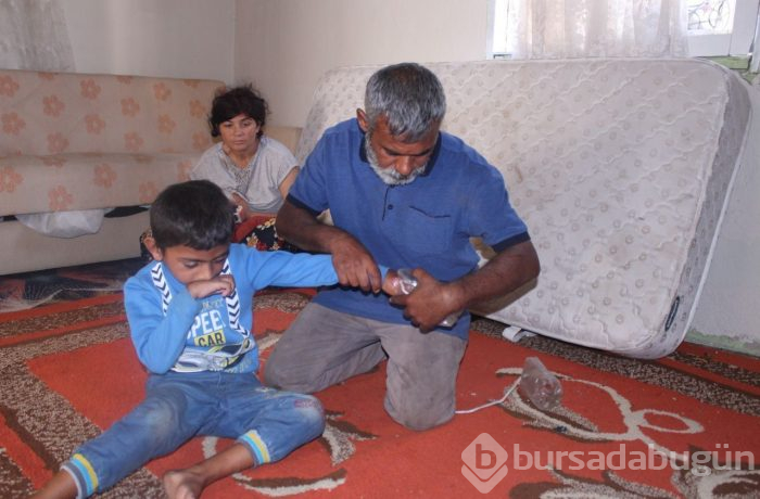 Elindeki plastik şişelerle yaşamak zorunda yoksa kendine zarar veriyor