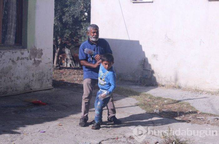 Elindeki plastik şişelerle yaşamak zorunda yoksa kendine zarar veriyor