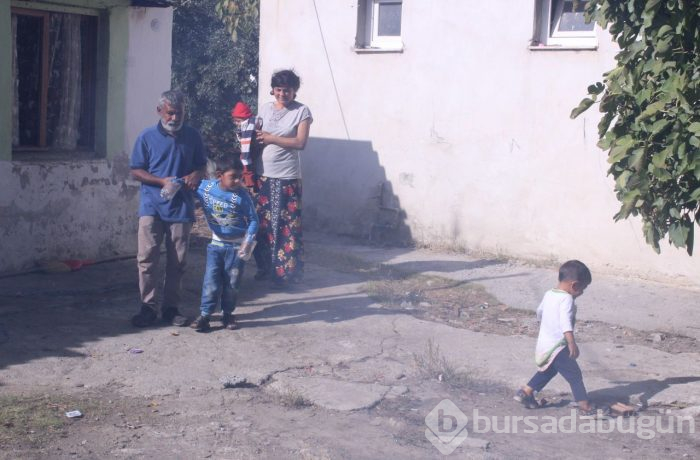 Elindeki plastik şişelerle yaşamak zorunda yoksa kendine zarar veriyor